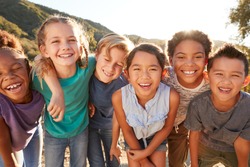 Retrato De Crianças Multiculturais Saindo Com Amigos No Campo Juntos