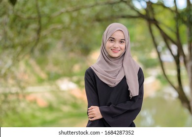 Portrait Muslim Beauty Woman Wearing Hijab Stock Photo 1684287352 ...