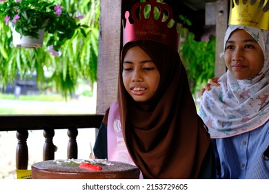 Portrait Muslim Girl Wearing Hijab Celebrating Stock Photo 2153729605 ...