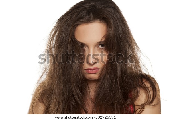 髪が乱れた神経質な若い女性のポートレート の写真素材 今すぐ編集
