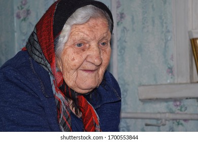 5,036 Old woman head scarf Images, Stock Photos & Vectors | Shutterstock