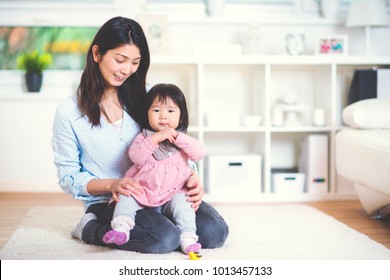 かわいい笑い声を出す赤ちゃんと家の床で遊んでいる美しい日本女性写真素材 Shutterstock