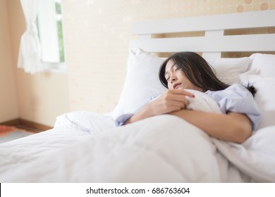 Portrait pretty young girl on bed in modern apartment. - Shutterstock ID 686763604