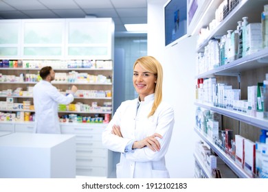 Portrait von professioneller Apothekerin stolz in Apotheke oder Apotheke stehen. Im Hintergrund Regale mit Medikamenten. Gesundheit und Medizin.