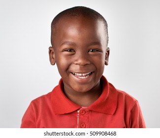 Porträt eines wirklich glücklichen afrikanischen schwarzen Kindes, das lächelt