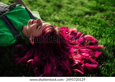 Foto Bild Porträt der realen heitere Frau mit lebendigen gefärbt rosa fuchsia Frisur. Trendy bunte Haare, stilvolle Haarschnitt