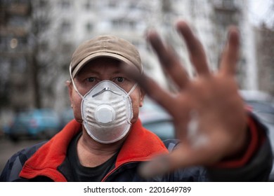 Portrait Of A Red-haired Guy With A Respirator On His Face. Medical Safety Equipment. Shooting In Natural Light.