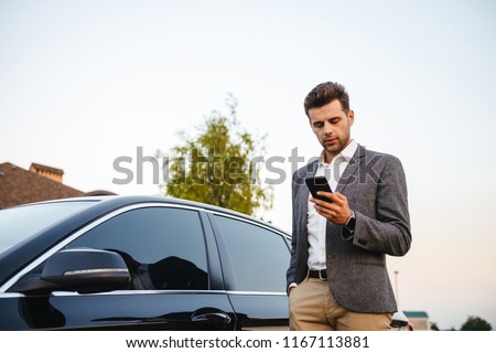 Foto Bild kaukasischer Mann, der in der Natur im Freien mobil telefoniert. sonniger Tag