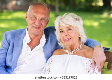 Porträt reicher älterer Ehepaare im Hinterhof