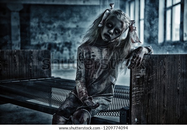 Portrait Scary Blonde Zombie Girl On Arkivfoto Rediger Na 1209774094