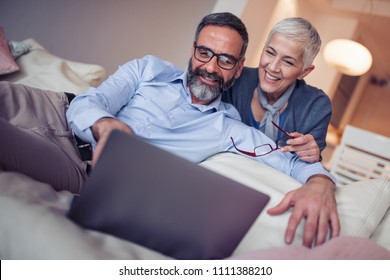 1,288 Older couple looking at laptop Images, Stock Photos & Vectors ...