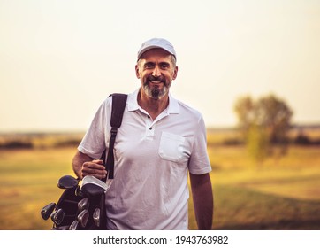 Porträt des Senioren. Senior Golfer auf dem Golfplatz mit Tasche. 