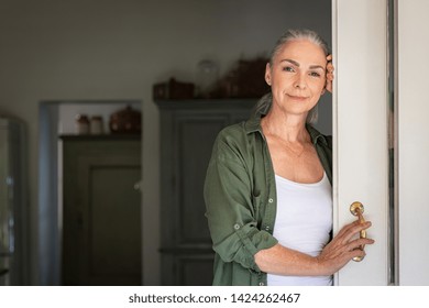 Imagenes Fotos De Stock Y Vectores Sobre Door Smile