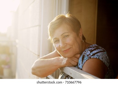 Retrato de mulher sênior olhando a partir de o varanda