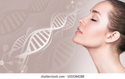 Portrait von sinnlicher Frau in DNA-Ketten.