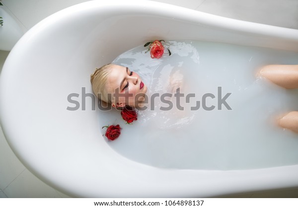 Portrait Sexy Girl Bath Milk Foto De Stock 1064898137 Shutterstock