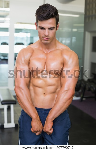 Retrato De Un Hombre M Sculo Sin Camisa Flexionando M Sculos En El Gimnasio