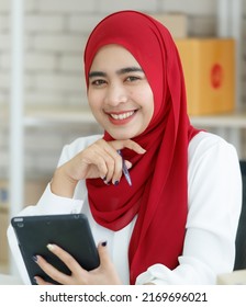 3,658 Lady wearing hijab sitting Images, Stock Photos & Vectors ...