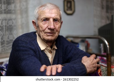 retrato de un anciano sentado en casa