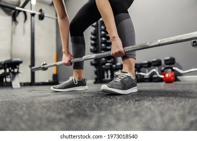 A Portrait Of A Slim Body Of A Faceless Woman Properly Laid In A Squat Position Without A Face Holding A Barbell With Both Hands. Female Hands Hold The Load And Do A Dead Lift Or Squat