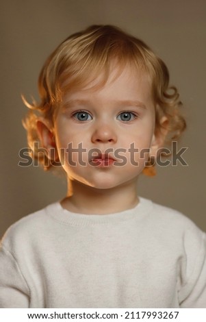 Foto eines bezaubernden Jungen, der traurig und verärgert war.