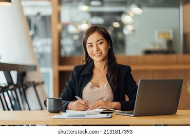 Portrait Smiling Beautiful Business Asian Woman Stock Photo 2131817393 ...