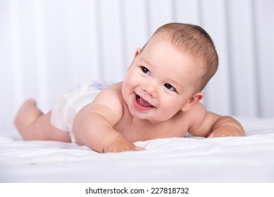 8,844 Baby Crawling Diaper Images, Stock Photos & Vectors | Shutterstock