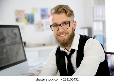Porträt eines lächelnden Büroangestellten