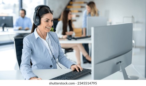 Retrato de un sonriente analista de servicio de atención al cliente con auriculares respondiendo las preguntas del cliente y resolviendo los problemas del cliente en el centro de llamadas.