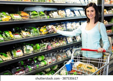 Portrait of a smiling woman doing shopping in supermarket Foto Stock