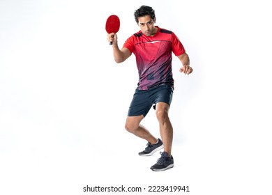 Retrato de deportista masculino jugando al ping-pong aislado de fondo blanco.