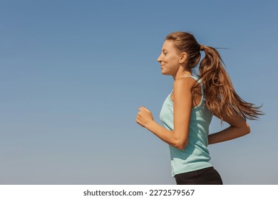 retrato de una mujer deportiva trotando por la mañana en el océano. una joven mujer segura de sí misma corre a la maratón y se encarga de su condición física y mental. estilo de vida saludable. fitness y yoga