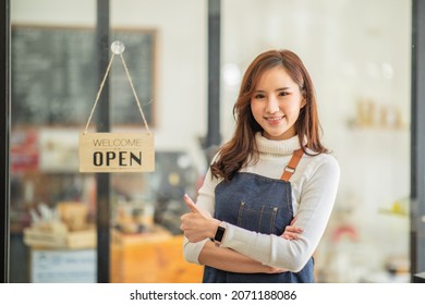 Portrait Of Startup Successful Small Business Owner In A Coffee Shop.Asian Businesswoman Barista Cafe Owner. SME Entrepreneur Seller Small Business Concept.