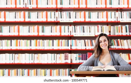 Portrait d'une étudiante étudiante à la bibliothèque