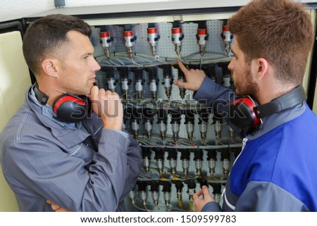 portrait of students analysing electronic issues