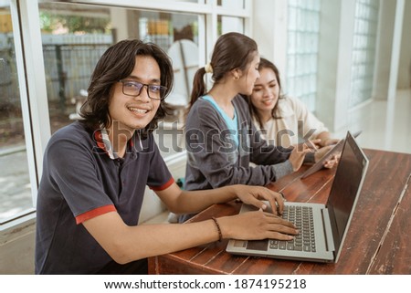 Portrait students working in groups in the small work space table