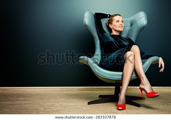 アール ヌーボー スタイルの椅子に座る 魅力的なファッショナブルモデルのポートレート ビジネス エレガントなビジネスマン インテリア 家具 の写真素材 今すぐ編集
