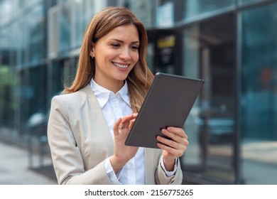 Retrato de una mujer de negocios exitosa usando tableta digital