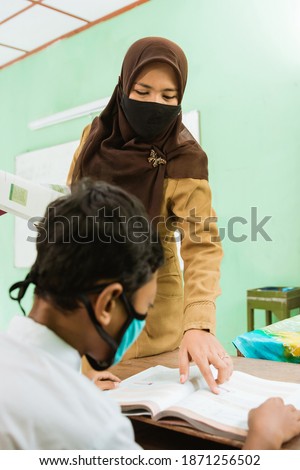 a portrait of teacher teaching activities in pandemic situation using health masks