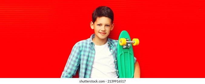 Portrait eines Teenagerjungen mit Skateboard auf buntem rotem Hintergrund