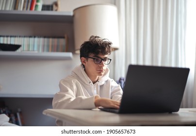 Porträt von Teenagern mit Brille während der Arbeit am Computer