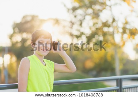 Similar – Teenager lächelnd, der sein Smartphone auf einem Basketballplatz aussieht.