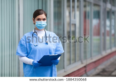 Portrait of tired exhausted female caucasian key doctor in front of clinic or hospital,Coronavirus patient triage for COVID-19 virus disease,global pandemic outbreak,testing and analysis facility Foto stock © 