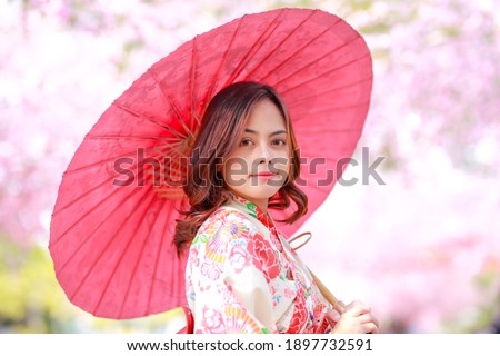 Foto Bild Frau in roten Kimono malt in blau