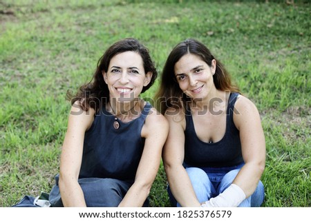 Similar – Foto Bild Zwei Frauen umarmt mit Smoothies, die auf die Kamera schauen.