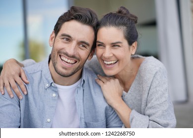  Portrait von sehr attraktivem Paar lächeln außerhalb modernen Hauses                              