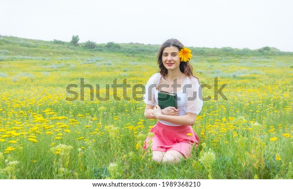 portrait of a woman with flower, portrait of a\
pretty woman in the\
garden