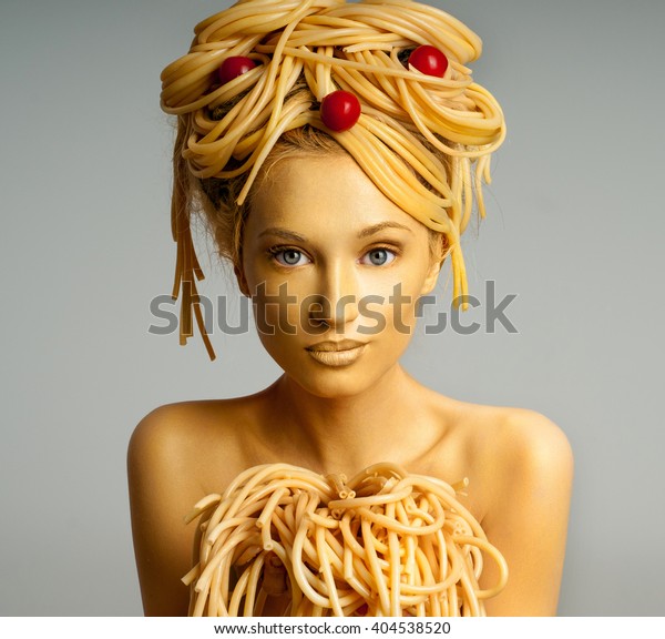 Portrait Woman Pasta On Head Pasta Stock Foto Shutterstock