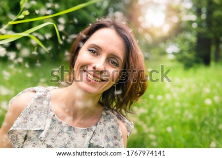 Foto Bild Junge Frau sitzend im Wald.