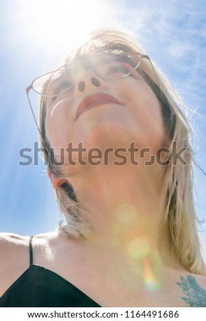 Similar – Foto Bild Junge blonde Frau mit Hut und Sonnenbrille genießt den Sonnenuntergang.